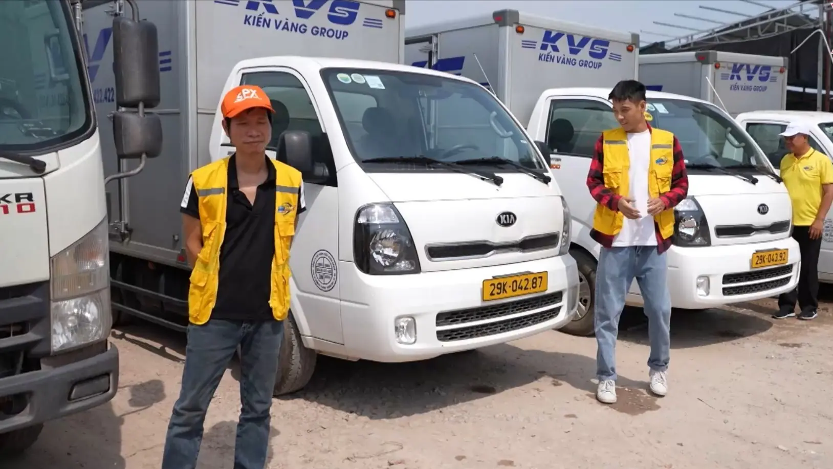 Hành trình thầm lặng của người lái xe tải Hà Nội